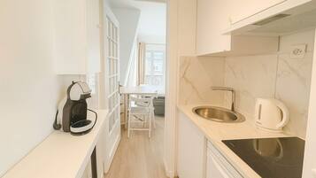 Fridge, microwave, stovetop, coffee/tea maker