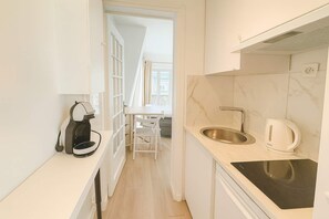 Fridge, microwave, stovetop, coffee/tea maker