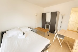 Iron/ironing board, WiFi, bed sheets