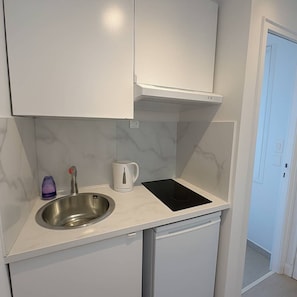 Fridge, microwave, stovetop, coffee/tea maker