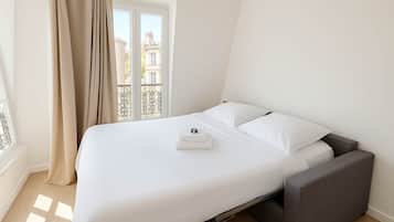 Iron/ironing board, WiFi, bed sheets