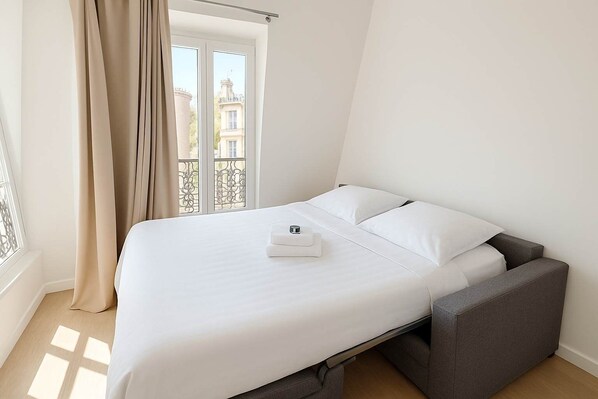 Iron/ironing board, WiFi, bed sheets