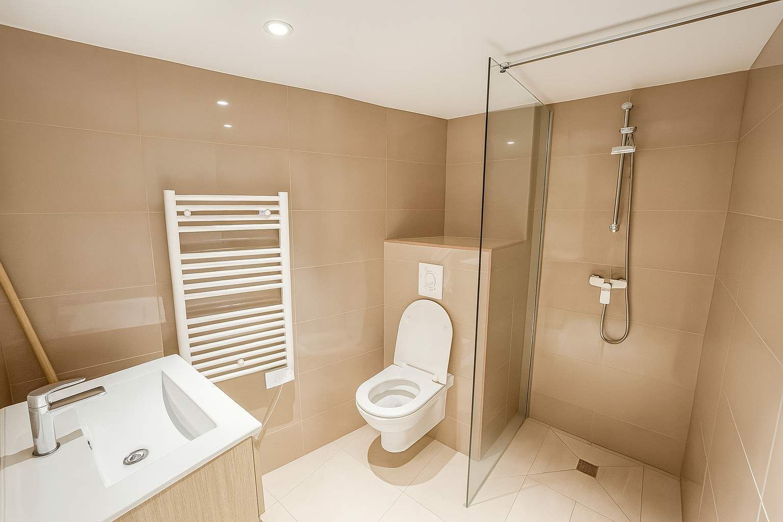 Regadera, secadora de cabello, toallas 