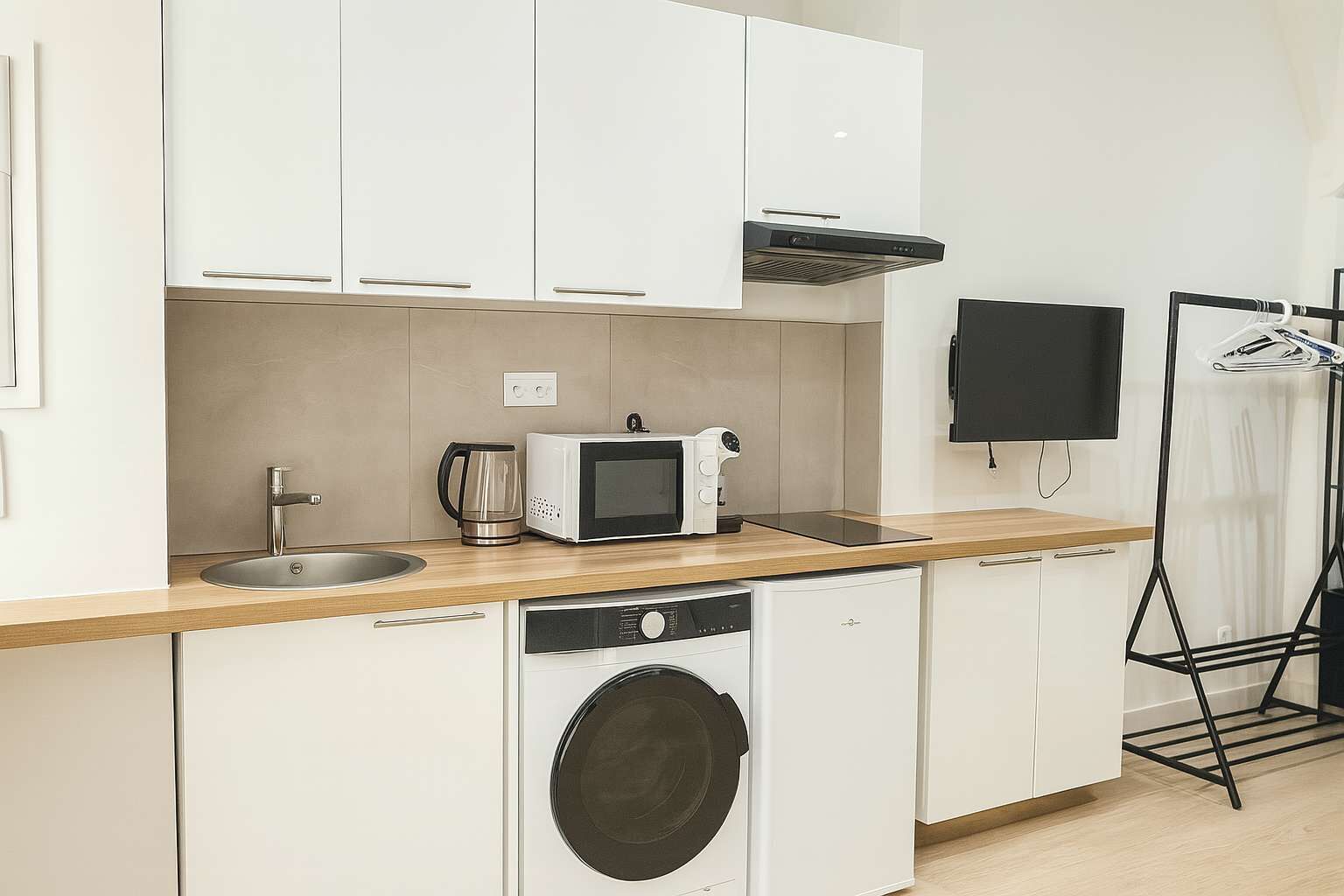 Refrigerador, microondas, parrilla de estufa y cafetera y tetera 