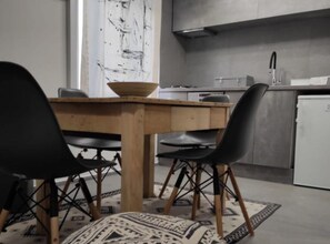 Studio (Comfort Studio Apartment with Balcony) | Privékeuken | Een koelkast