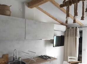 Studio (Classic Studio Apartment with Balcony) | Private kitchen