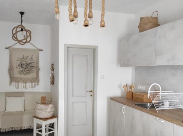 Studio (Classic Studio Apartment with Balcony) | Privékeuken | Een koelkast