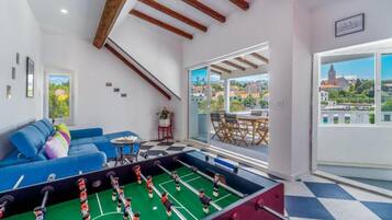 Casa (Three Bedroom House with Terrace and ) | Sala de estar | TV de tela plana 32 polegadas com canais a cabo