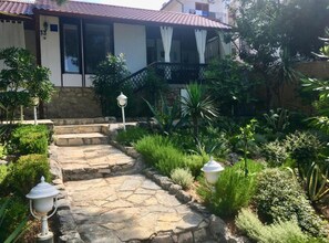 บ้านพัก (Three Bedroom House) | บริเวณภายนอก