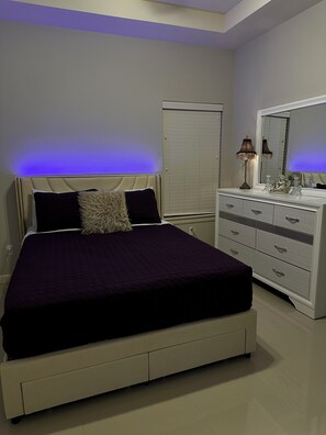 3 chambres, fer et planche à repasser, Wi-Fi, draps fournis