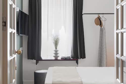 Premium bedding, free minibar items, in-room safe, desk