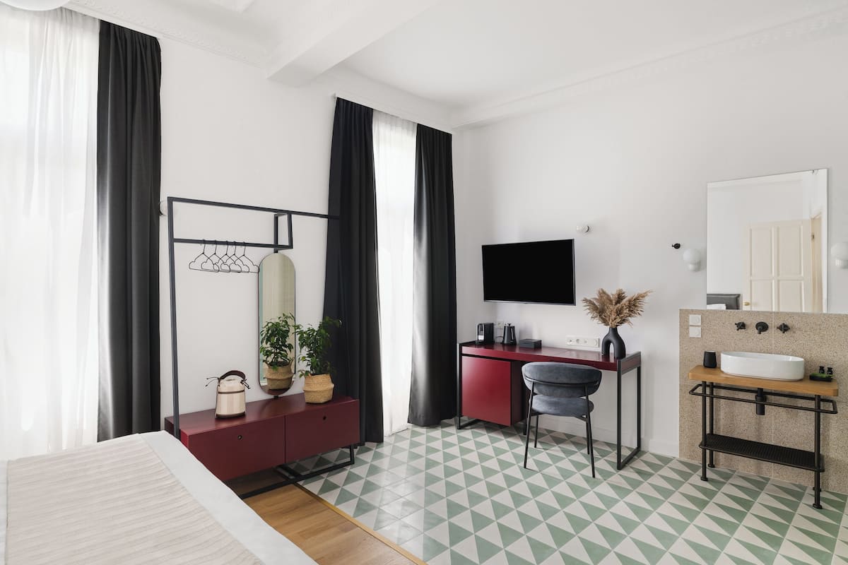 Premium bedding, free minibar items, in-room safe, desk