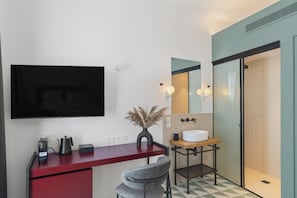 Deluxe Double Room, City View | Premium bedding, free minibar items, in-room safe, desk - Morus Acropolis Boutique Hotel (Athens)
