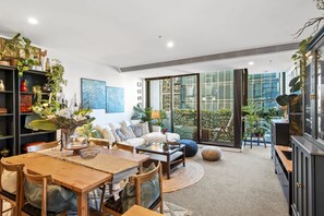 Interior - Chic 2-Bed Apartment with Balcony in Southbank (Southbank)
