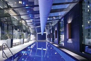 Indoor pool - Chic 2-Bed Apartment with Balcony in Southbank (Southbank)