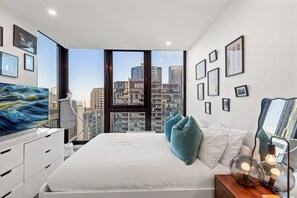 2 bedrooms, desk, iron/ironing board, WiFi - Chic 2-Bed Apartment with Balcony in Southbank (Southbank)
