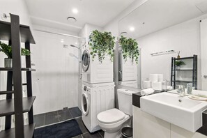 Douche, sèche-cheveux, serviettes fournies, shampoing