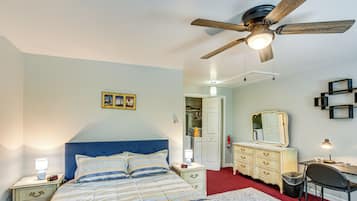 1 chambre, bureau, fer et planche à repasser, lit de bébé portatif
