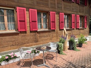 Outdoor dining - Hübeli Lodge, in the deep Emmental valley with endless hiking & biking trails (Eggiwil)