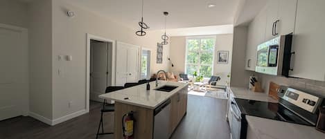 Micro-ondes, four, plaque de cuisson, lave-vaisselle