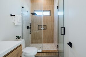 Douche, sèche-cheveux, serviettes fournies, savon