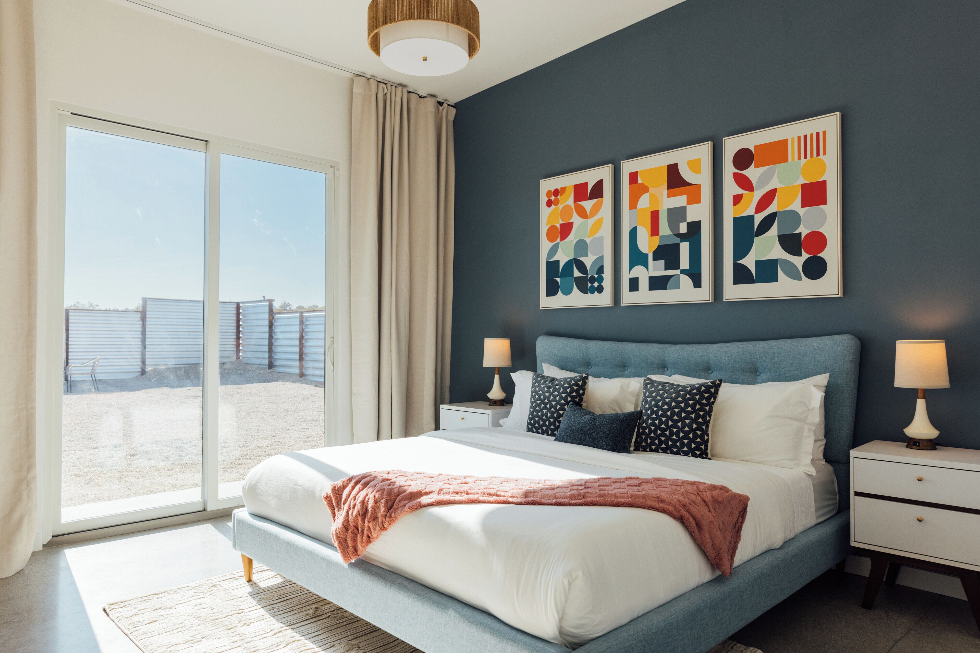 3 間睡房、書桌、熨斗/熨衫板、可攜式嬰兒床