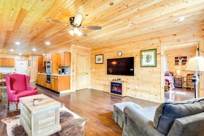 L’intérieur d’une cabane en bois comprend un salon, une cuisine et un coin repas.
