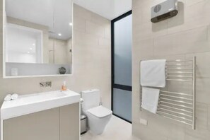 Shower, hair dryer, towels, soap - Breathtaking View of Queenstown! (Queenstown)