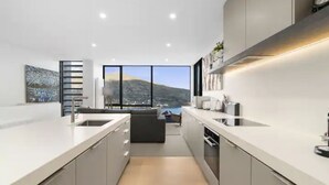 Eine moderne Küche mit Blick auf Berg und Meer.