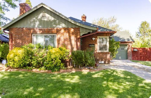 Charming 3-bedroom Pink Palace with WiFi and Small Pool in delightful Reno