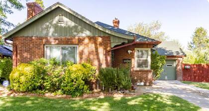 Charming 3-bedroom Pink Palace with WiFi and Small Pool in delightful Reno