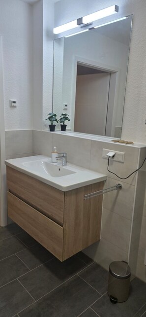 Shower, hair dryer, towels, soap - Apartment 5 "Luise" (Sankt Andreasberg)