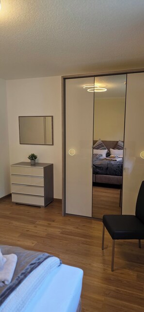 2 عدّة غرف نوم وخزنة داخل الغرفة وسرير سفر وواي فاي مجانًا