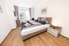 2 makuuhuonetta, tallelokero huoneessa, vauvan matkasänky