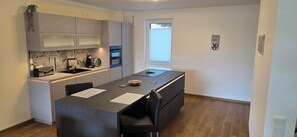 Spishäll, diskmaskin och pappersservetter