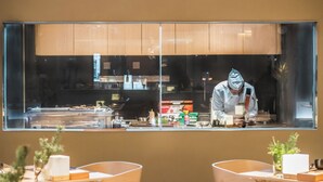 朝食 (ビュッフェ)、毎日提供 (有料)