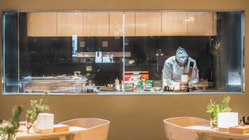 Daily buffet breakfast (CNY 108 per person)
