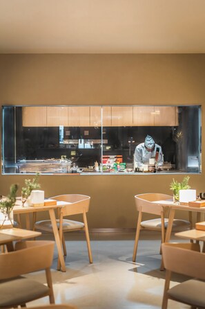 每日供应自助式早餐（每人 CNY 108）