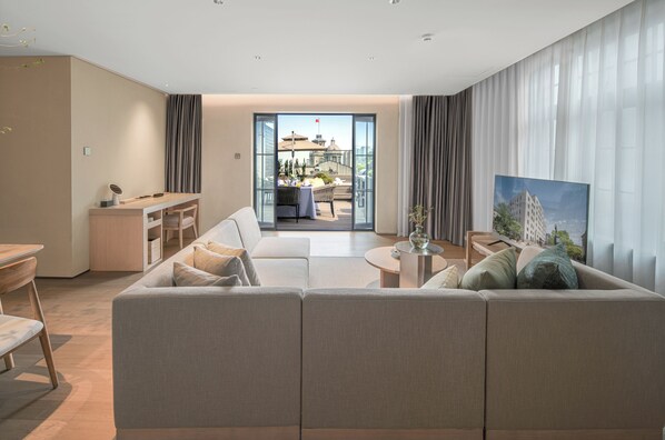 Luxury Suite, Multiple Beds, Patio, Partial Lake View | Laptop workspace, blackout curtains, free WiFi - HOTEL ANDI TOWNSCAPE WUHAN (Wuhan)