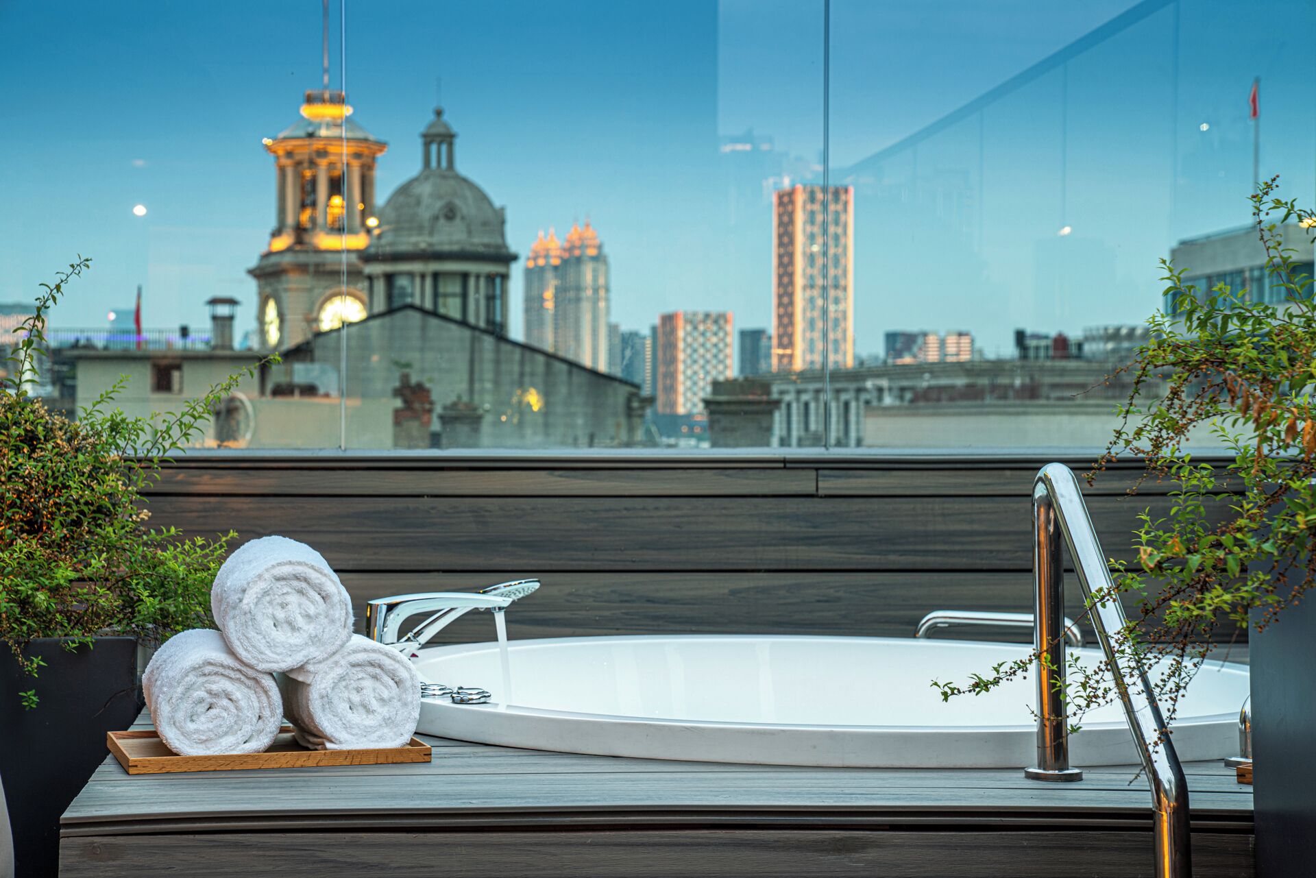 Luxe suite, Meerdere bedden, terras, gedeeltelijk uitzicht op meer | Terras