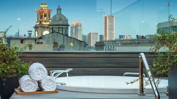 Luxe suite, Meerdere bedden, terras, gedeeltelijk uitzicht op meer | Terras