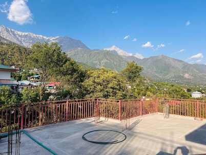 Cozy 2-bedroom apartment in peaceful Dharamshala with WiFi, AC