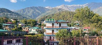 Cozy 2-bedroom apartment in peaceful Dharamshala with WiFi, AC