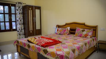 2 bedrooms, iron/ironing board, WiFi