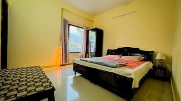 2 bedrooms, iron/ironing board, WiFi