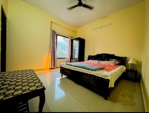 2 bedrooms, iron/ironing board, WiFi