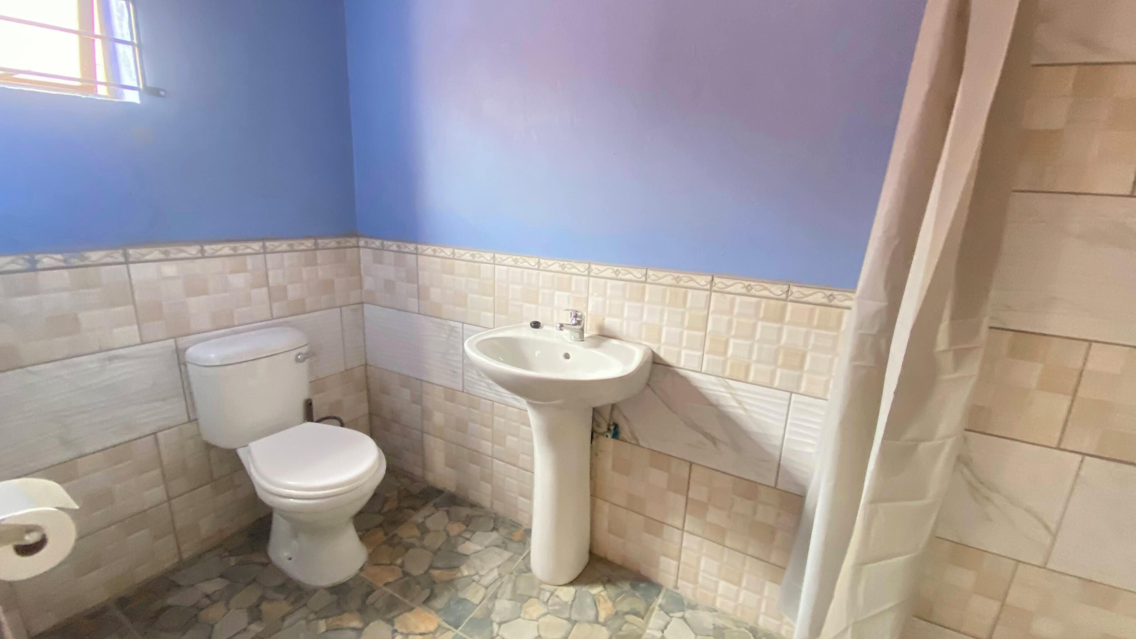 Regadera, toallas, jabón, papel de baño 