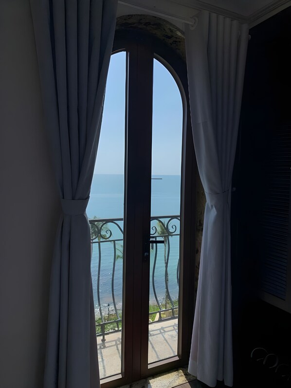 Quarto casal superior, 1 cama King, vista para o mar | Escrivaninha, Wi-Fi de cortesia