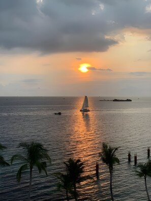 Habitación doble superior, 1 cama de matrimonio grande, vistas al mar | Escritorio y wifi gratis