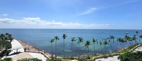 Quarto casal superior, 1 cama King, vista para o mar | Área de estar